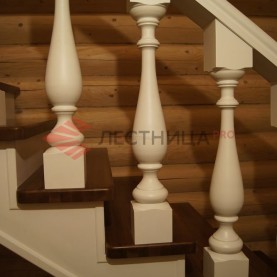 Деревянная лестница в загородном доме, село Усово, Одинцовский городской округ, Московская область.