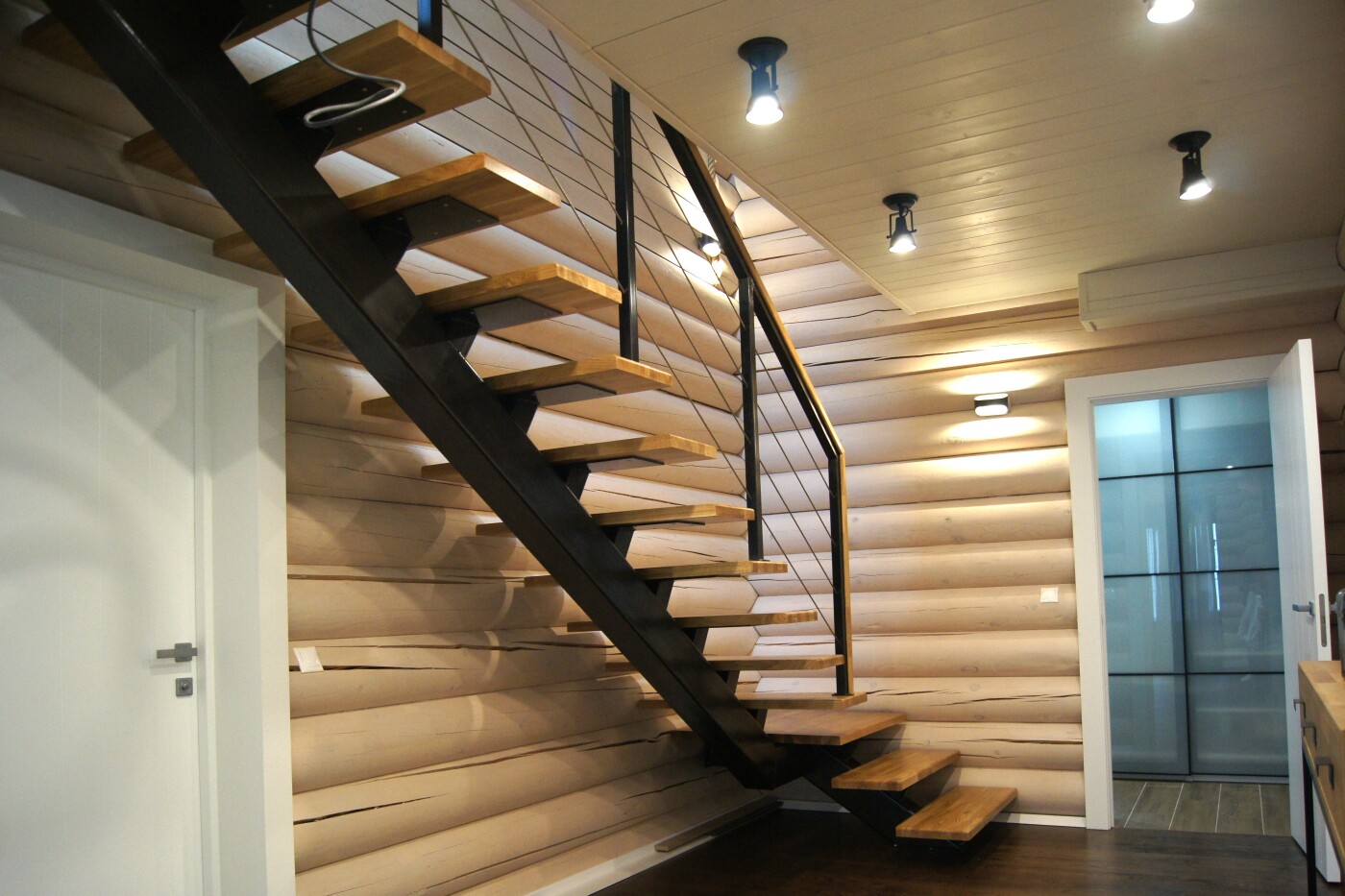 Дизайнерская лестница в интерьере