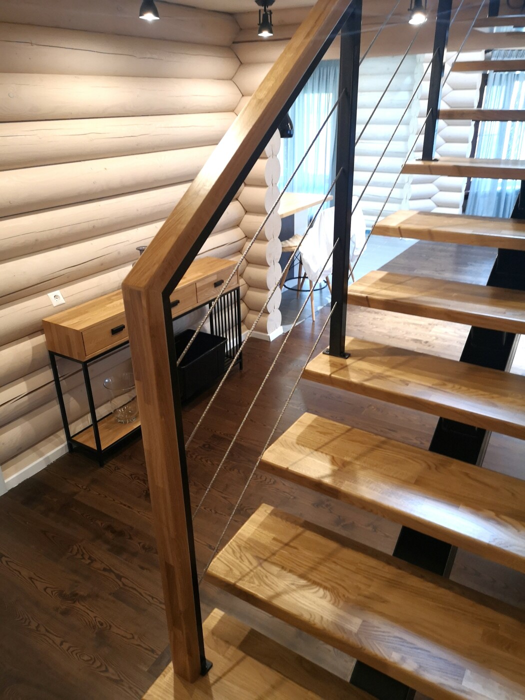 Сочетание лестницы с внутренним интерьером и мебелью дома. 