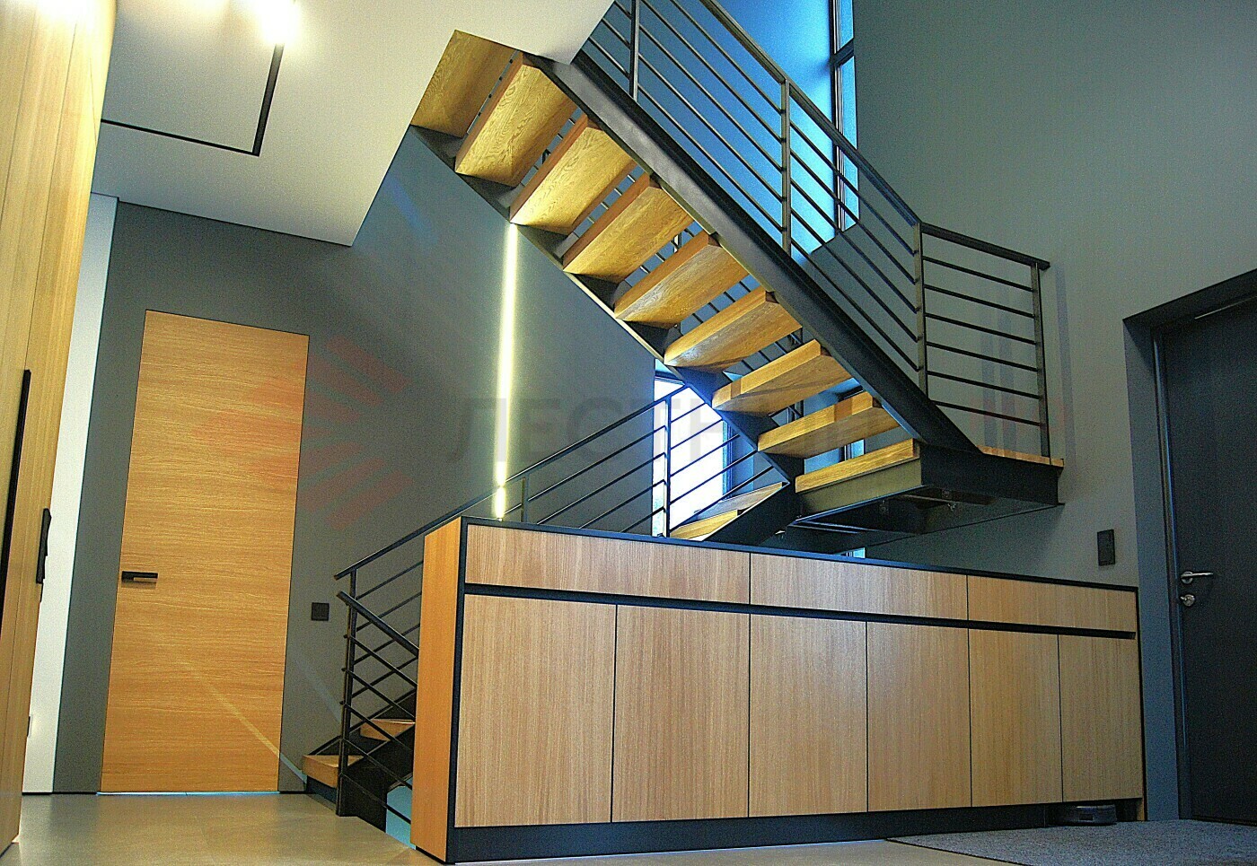 Дизайнерская лестница из дуба