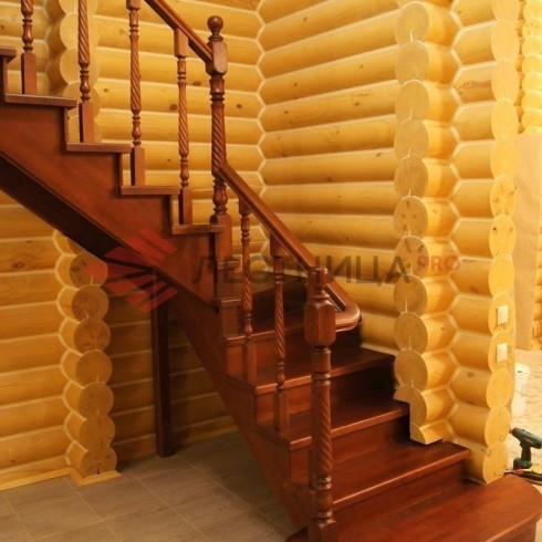Лестница деревянная с забежными ступенями