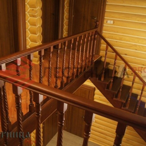 Лестница деревянная с забежными ступенями
