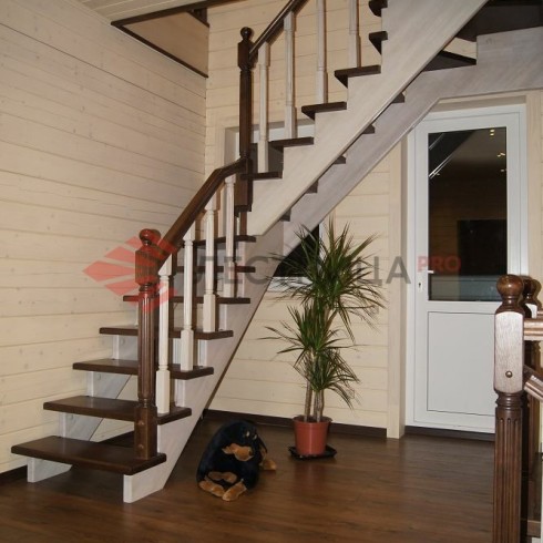 Лестница деревянная из дуба и сосны П-образная с забежными ступенями