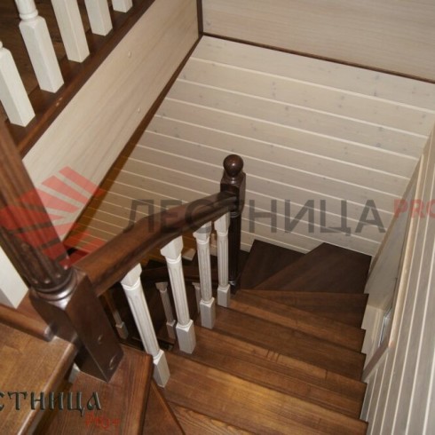 Лестница деревянная из дуба и сосны П-образная с забежными ступенями