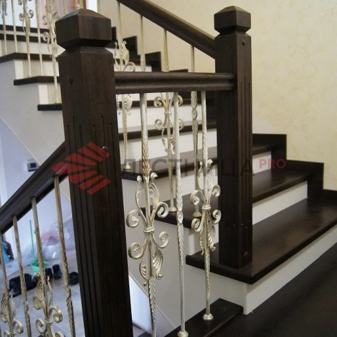 Лестница монолитная с облицовкой из дуба, П-образная с площадкой
