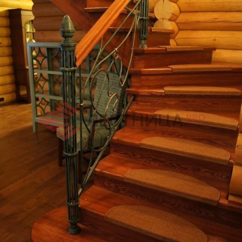 Лестница деревянная из ясеня Г-образная с забежными ступенями