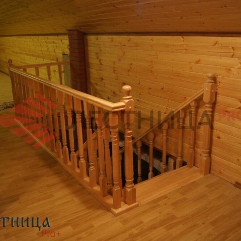 Лестница деревянная из лиственницы Г-образная с забежными ступенями