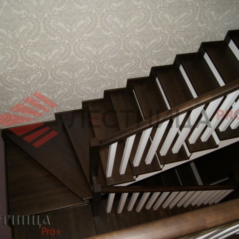 Лестница монолитная с облицовкой из дуба П-образная с забежными ступенями