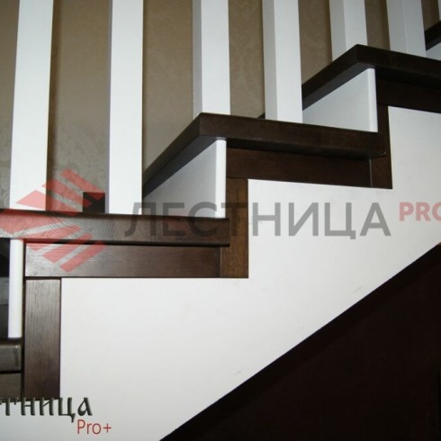 Лестница монолитная с облицовкой из дуба П-образная с забежными ступенями