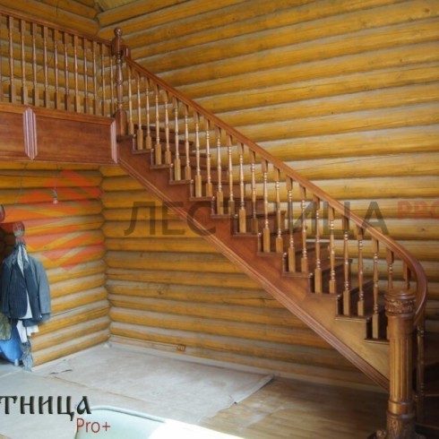 Лестница деревянная из дуба Г-образная с забежными ступенями