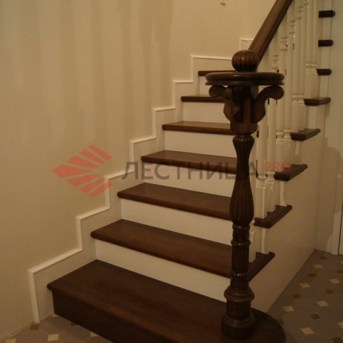 Лестница деревянная из дуба П-образная с забежными ступенями