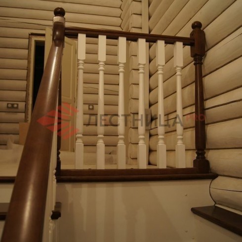 Лестница деревянная из дуба П-образная с забежными ступенями