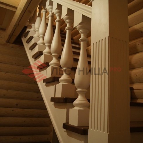 Лестница деревянная из дуба Г-образная с площадкой