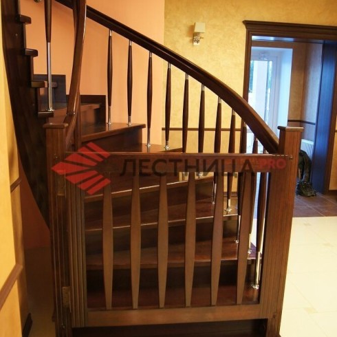 Лестница монолитная с облицовкой из дуба винтовая
