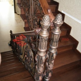 Монолитная лестница, облицованная дубовыми ступенями, материал категории "Экстра-цельноламельный" с кованным ограждением.