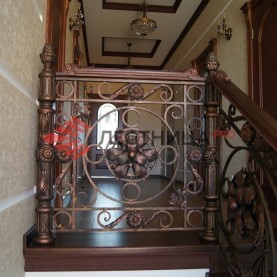 Монолитная лестница, облицованная дубовыми ступенями, материал категории "Экстра-цельноламельный" с кованным ограждением.