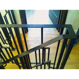 ПЕРЕХОД ПОРУЧНЯ С БАЛЮСТРАДЫ НА ЛЕСТНИЧНЫЙ МАРШ