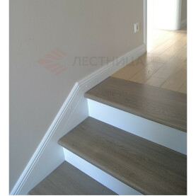 ПОСЛЕДНЯЯ СТУПЕНЬ ВКЛЕЕНА В УРОВЕНЬ ПОЛА ВТОРОГО ЭТАЖА