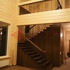 Деревянная лестница со шкафчиком под площадкой, Истринский район, деревня Бужарово