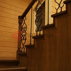 Деревянная лестница со шкафчиком под площадкой, Истринский район, деревня Бужарово