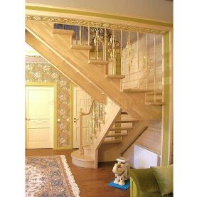 КОНФИГУРАЦИЯ ЛЕСТНИЦЫ ПОЗВОЛЯЕТ БЕСПРЕПЯТСТВЕННО ПРОХОДИТЬ ЧЕРЕЗ ЗАЛ В ПАРНУЮ