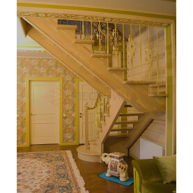 ЛЕСТНИЦА НА ДЕРЕВЯННЫХ КОСОУРАХ