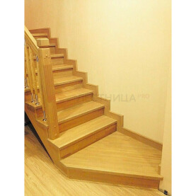 ДЕРЕВЯННАЯ ЛЕСТНИЦА С ПРИГЛАСИТЕЛЬНОЙ СТУПЕНЬЮ