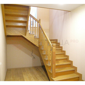 НАЧАЛЬНЫЙ СТОЛБ РАСПОЛОЖЕН НА ВТОРОЙ СТУПЕНИ И ПРИЖАТ К ТРЕТЬЕЙ ДЛЯ ШИРИНЫ ПРОХОДА НА ЛЕСТНИЦУ