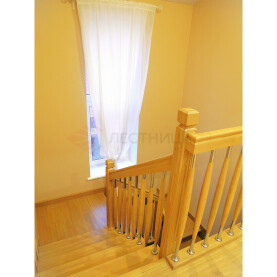 НАЧАЛЬНЫЙ СТОЛБ ОГРАЖДЕНИЯ УСТАНОВЛЕН НА ПОСЛЕДНЕЙ СТУПЕНИ И ЗАКРЕПЛЕН В МЕЖДУЭТАЖНОЕ ПЕРЕКРЫТИЕ ДЛЯ БОЛЬШЕЙ ЖЕСТКОСТИ