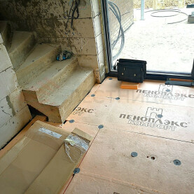 ЗАКАЗЧИК СОГЛАСЕН ЧТОБЫ ПЕРВЫЕ СТУПЕНИ ЛЕСТНИЦЫ ВЫХОДИЛИ В ОКОННЫЙ ПРОЕМ ДЛЯ ЛУЧШЕЙ ГЕОМЕТРИИ ЛЕСТНИЦЫ