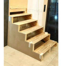 УЛУЧШАЕМ ГЕОМЕТРИЮ ЛЕСТНИЦЫ С ПОМОЩЬЮ ДЕРЕВЯННОГО КАРКАСА, НЕСУЩИЕ КОСОУРЫ ИЗ ЦЕЛЬНО-ЛАМЕЛЬНОЙ ЛИСТВЕННИЦЫ