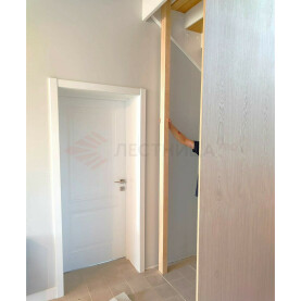 предварительная примерка стен шкафа под лестницей, было принято решение отступить от дверного проема во внутрь