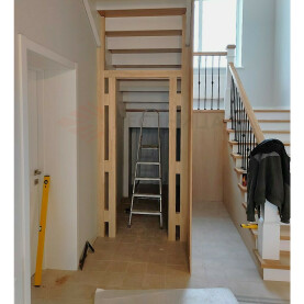 предварительная сборка дверного проема под лестницей