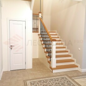 деревянная лестница на косоурах