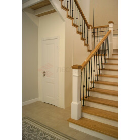 деревянная лестница с полезным под лестничным пространством