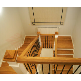 вид со второго этажа на лестницу