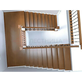 вид сверху лестницы с площадкой