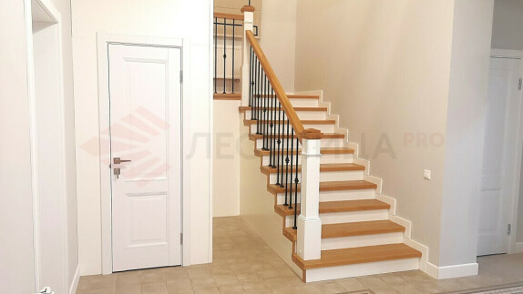 деревянная лестница на косоурах