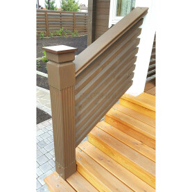 НА СТОЛБЫ СВЕРХУ БЫЛИ ИЗГОТОВЛЕНЫ МЕТАЛЛИЧЕСКИ ПЛАСТИНЫ ДЛЯ ЗАЩИТЫ ТОРЦОВ ДРЕВЕСИНЫ ОТ ВЛАГИ