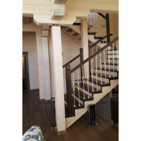 ЛЕСТНИЦА С КОВАННЫМИ БАЛЯСИНАМИ