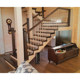 ДЕРЕВЯННАЯ ЛЕСТНИЦА НА КОСОУРАХ