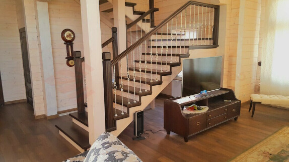 Деревянная лестница в КП Серебреная подкова